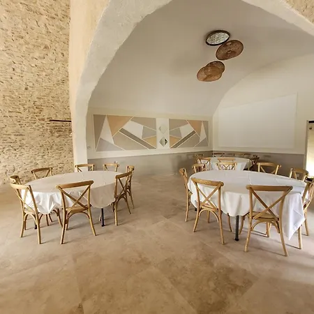 Les Grandes Mollieres Bed & Breakfast 3*