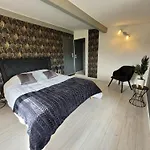 Les Grandes Mollieres Bed & Breakfast Peyruis
