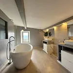 Les Grandes Mollieres Bed & Breakfast 3*