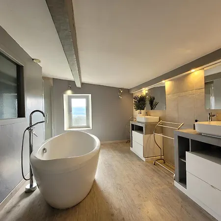 Les Grandes Mollieres Bed & Breakfast 3*